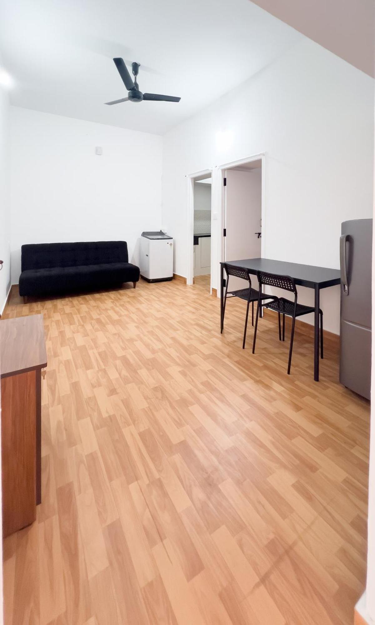 The Pinnacle - Electronic Apartment