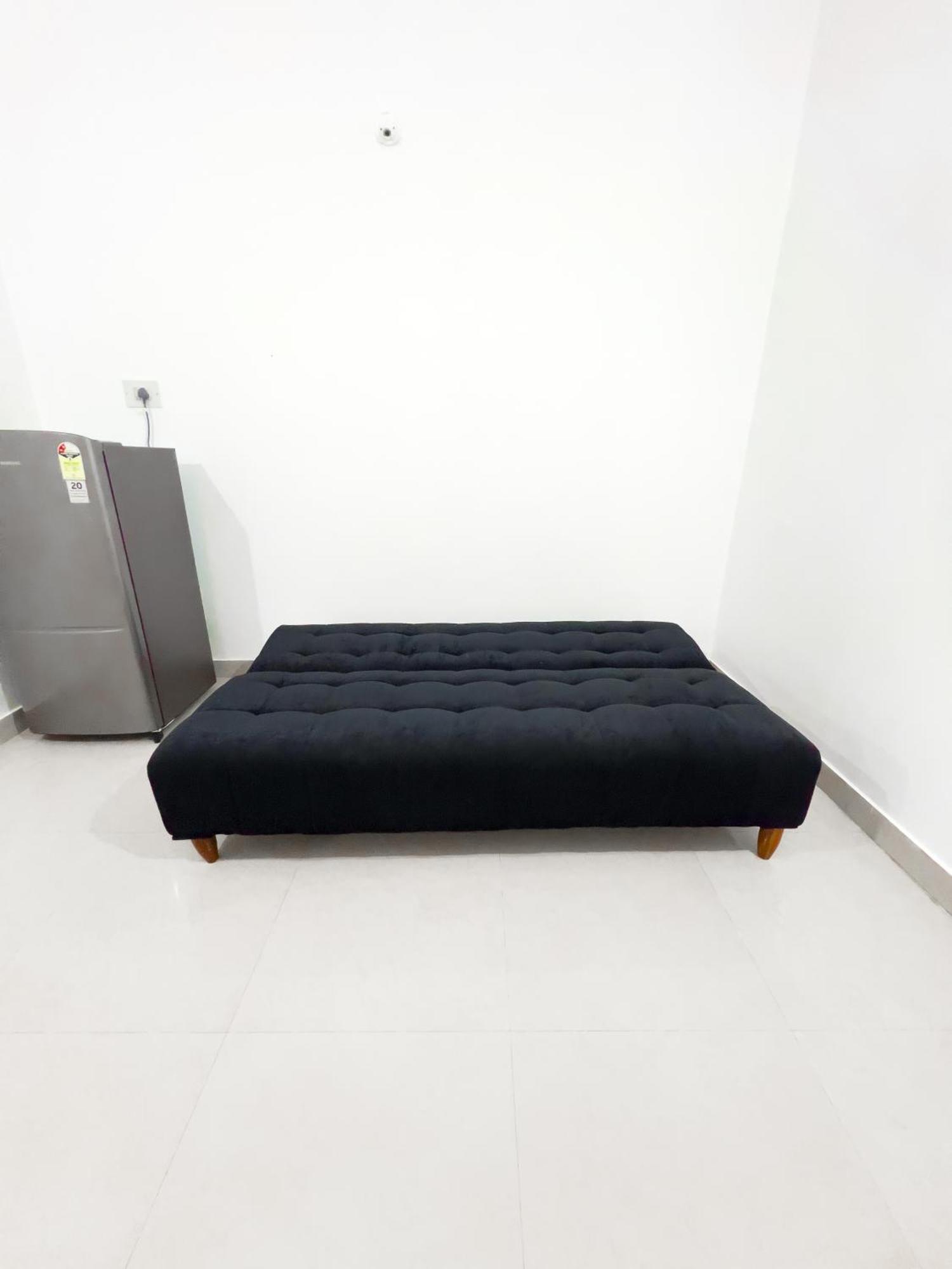 The Pinnacle - Electronic Apartment