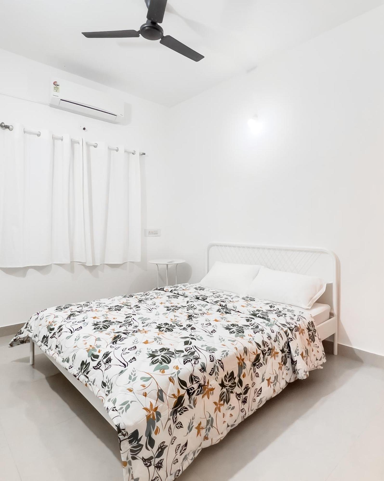 The Pinnacle - Electronic Apartment *