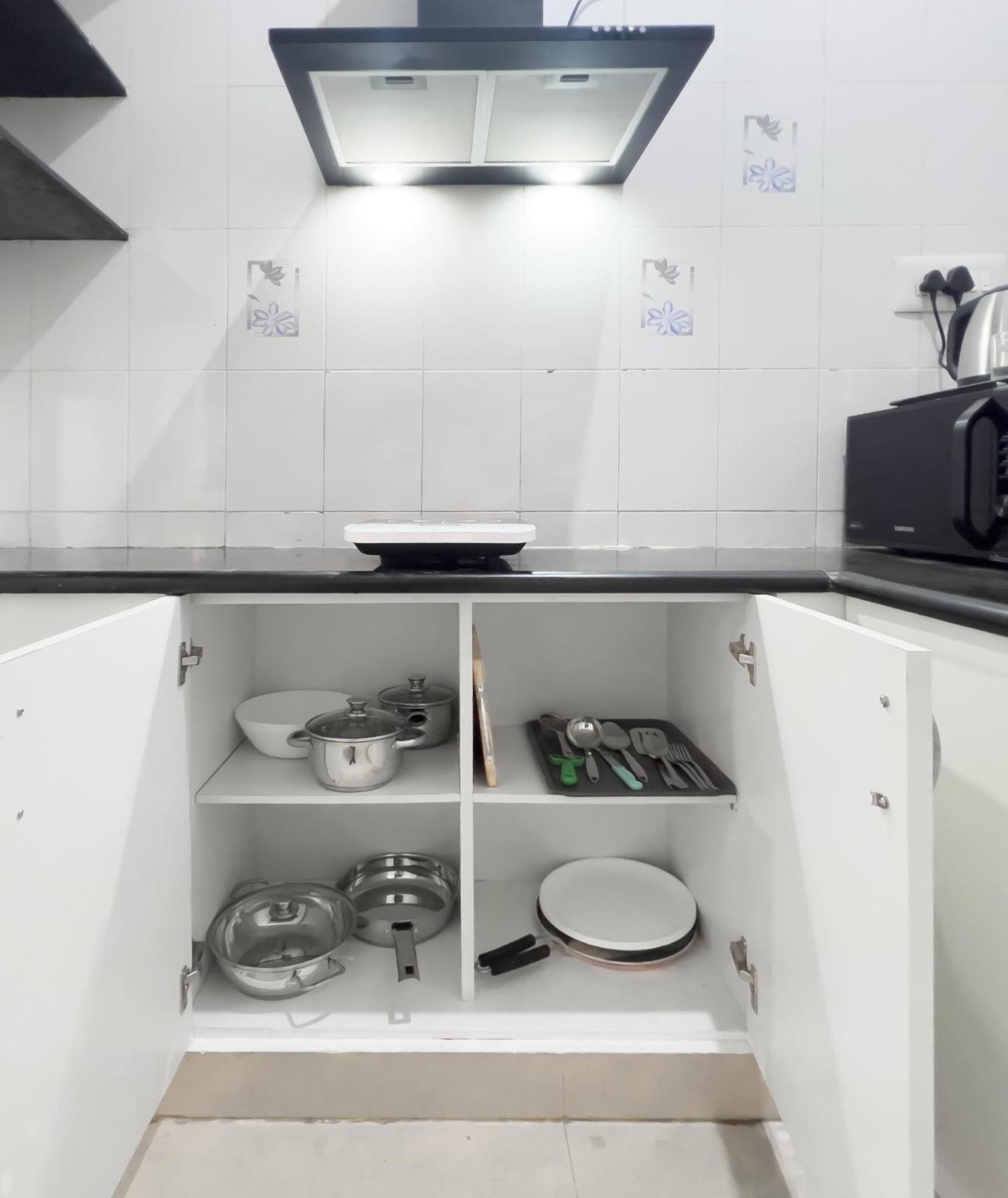 The Pinnacle - Electronic Apartment *