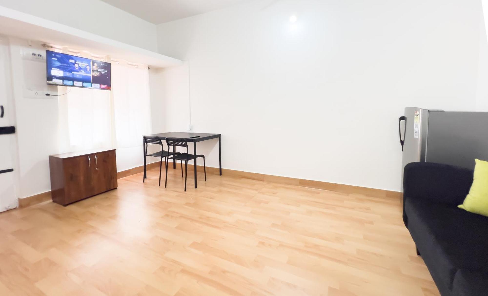 The Pinnacle - Electronic Apartment *