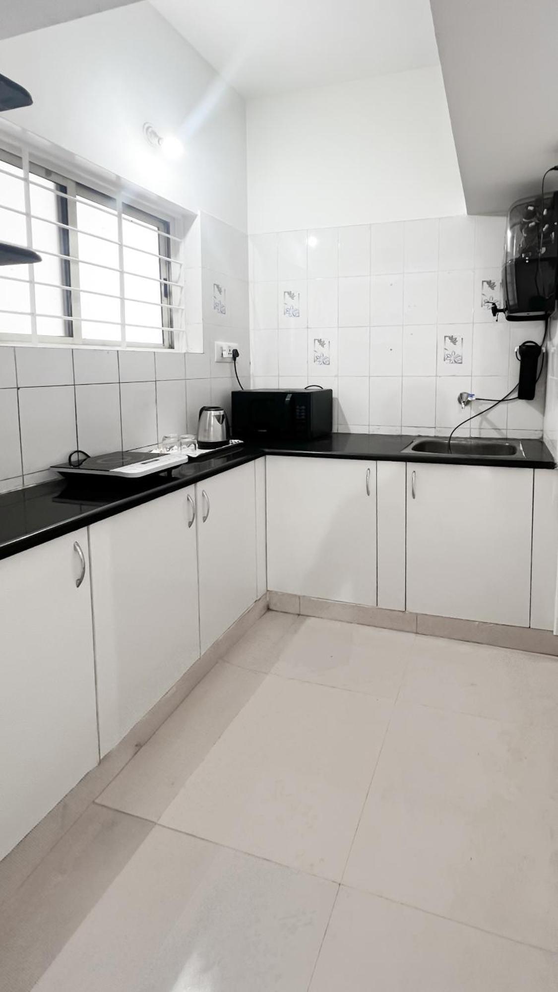 The Pinnacle - Electronic Apartment *