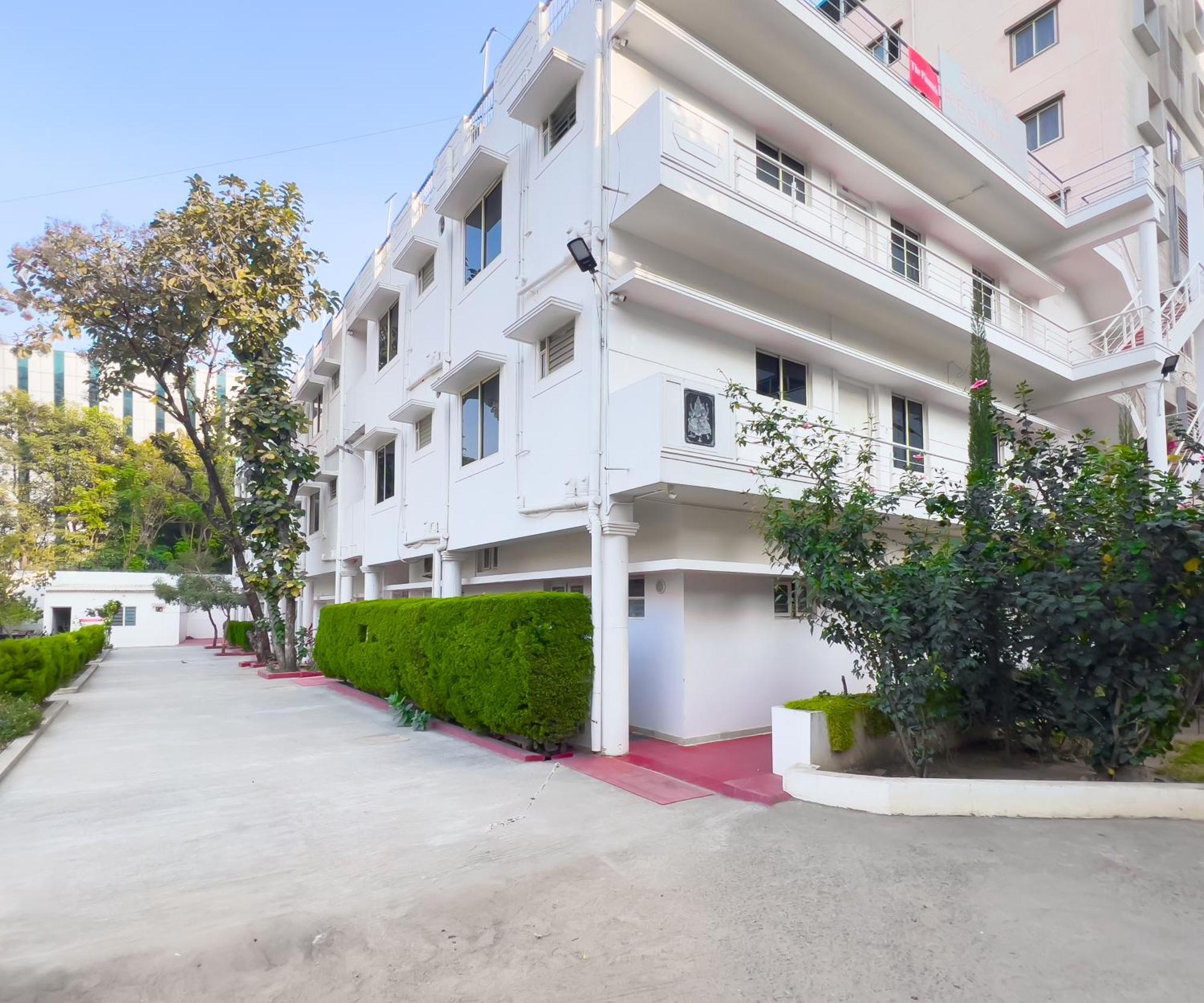 The Pinnacle - Electronic Apartment *
